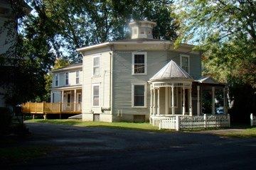 Front view of the Steiger-Watson-Loomis Octagon house.